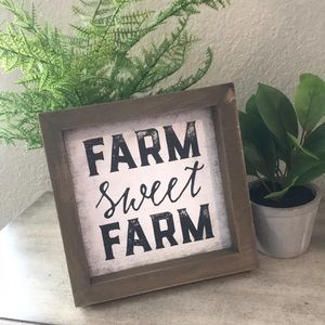 Vintage Inspired Rustic Farmhouse reads “Farm Sweet Farm” tabletop/wall decor